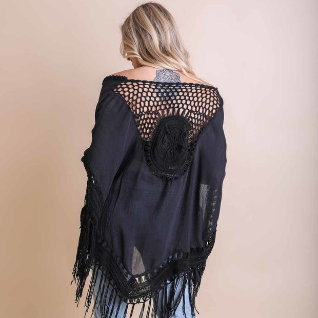 Kimonos à pompons et médaillons au crochet.