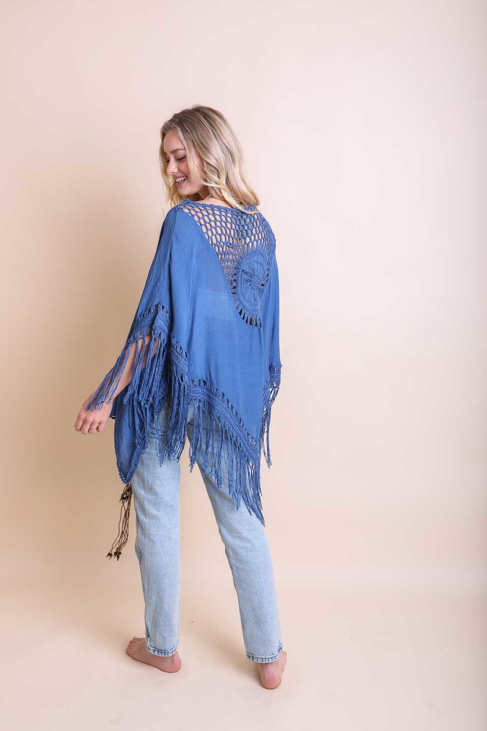Kimonos à pompons et médaillons au crochet.