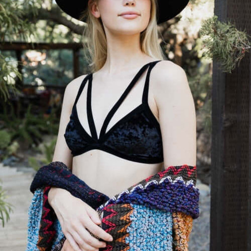 Bralettes en velours écrasé.