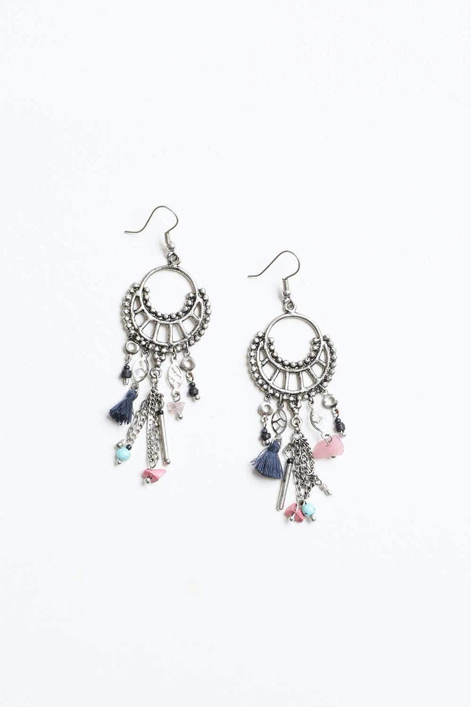 Boucles d'oreilles pendantes en quartz rose et pompons.