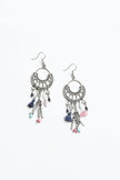 Boucles d'oreilles pendantes en quartz rose et pompons.