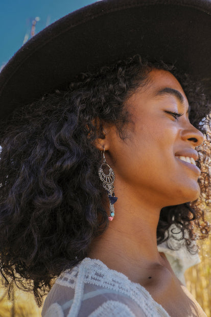 Boucles d'oreilles pendantes en quartz rose et pompons.