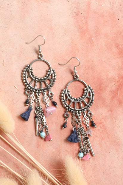 Boucles d'oreilles pendantes en quartz rose et pompons.
