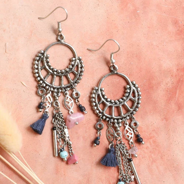 Pendientes colgantes de cuarzo rosa y borlas.