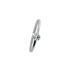 Bague tube solitaire en argent sterling avec topaze bleue délicate