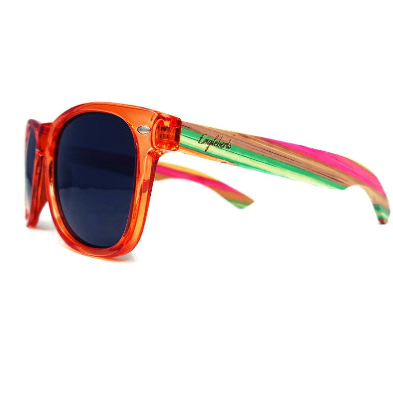 Gafas de sol de bambú con frutas jugosas 
