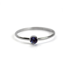 Bague solitaire délicate en argent sterling avec iolite