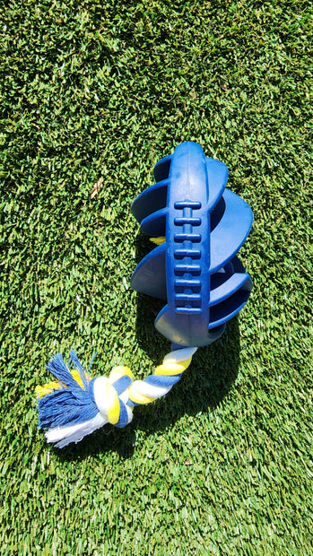 Juguete masticable de goma con forma de balón de fútbol para perros con cuerda para tirar
