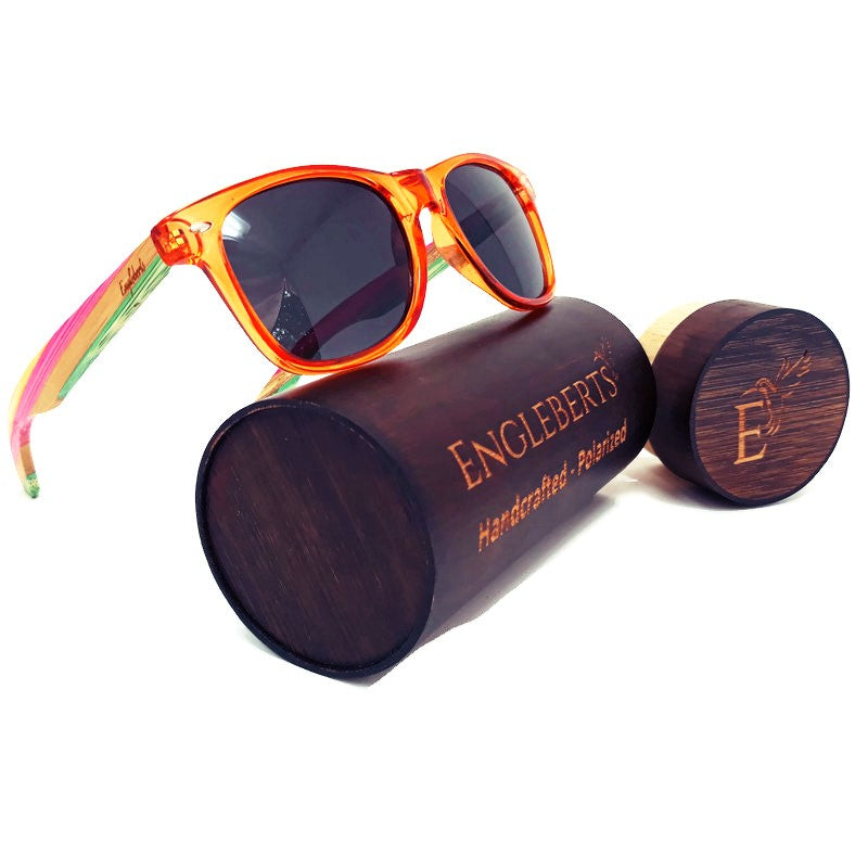 Gafas de sol de bambú con frutas jugosas 