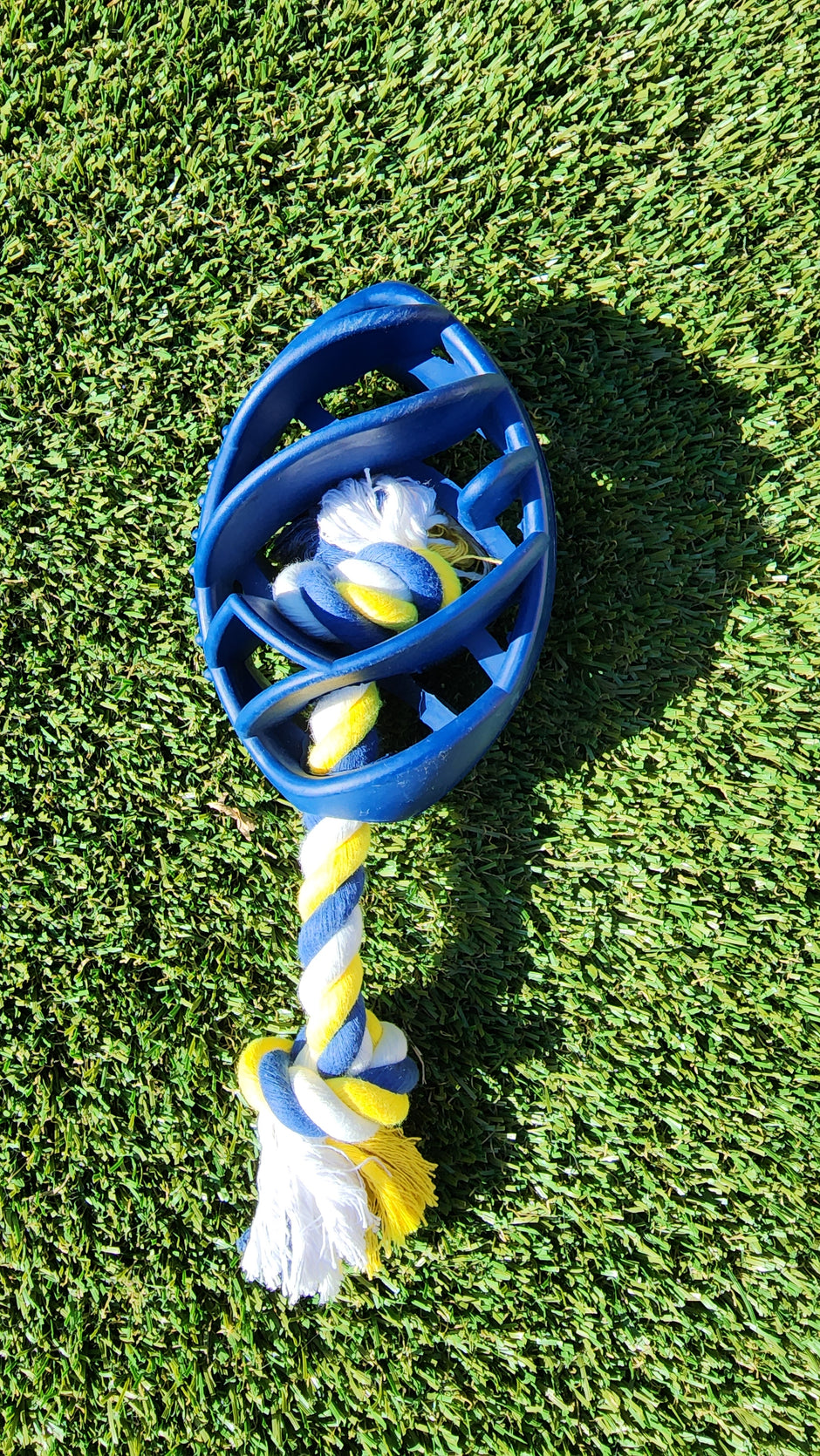 Juguete masticable de goma con forma de balón de fútbol para perros con cuerda para tirar