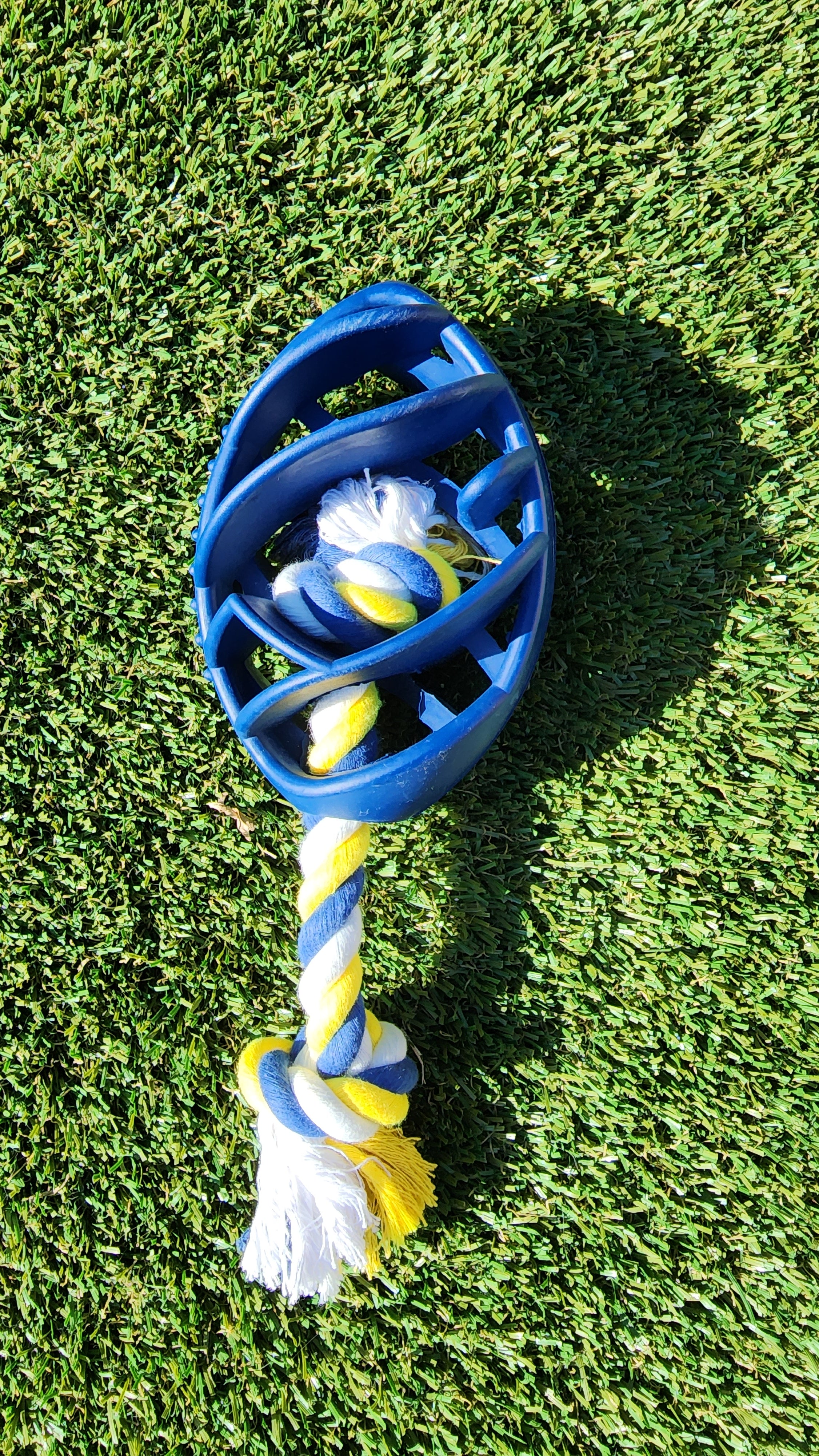 Juguete masticable de goma con forma de balón de fútbol para perros con cuerda para tirar
