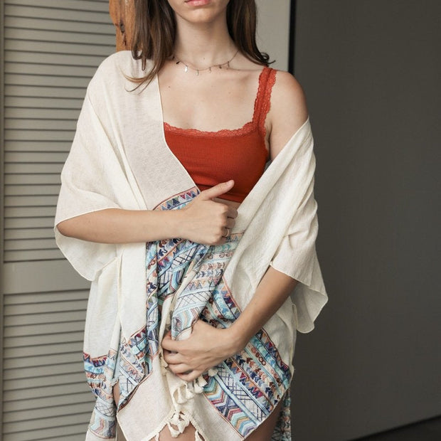 Kimonos géométriques brodés.