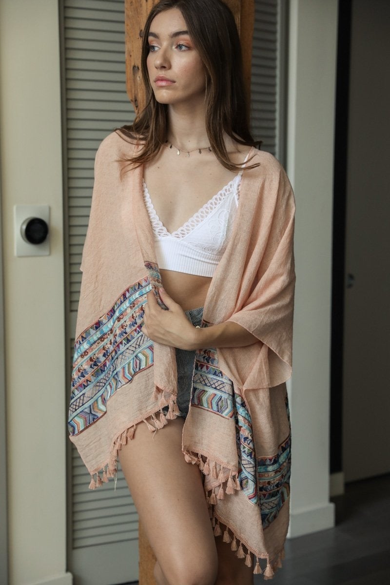 Kimonos geométricos bordados.