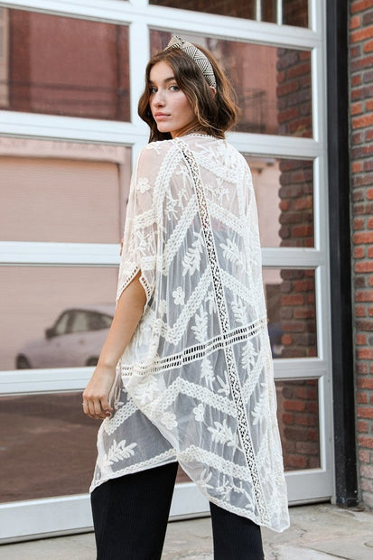 Kimonos con hojas de malla bordadas.