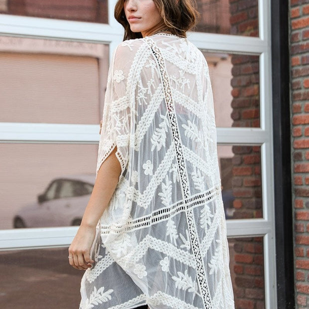 Kimonos con hojas de malla bordadas.