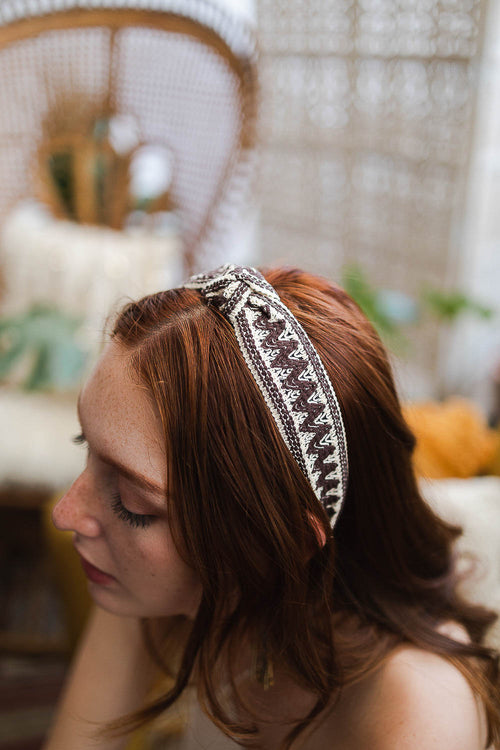 Diademas con nudo superior y puntada bordada.