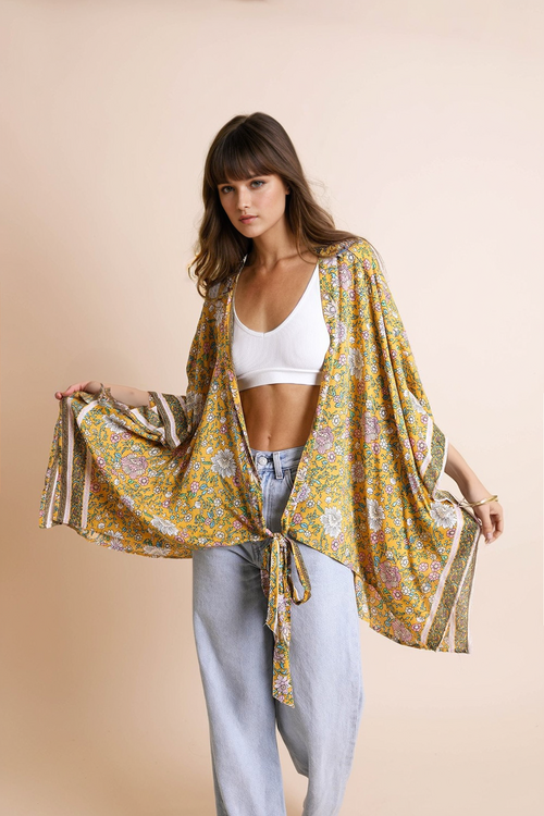 Kimono con lazo frontal y diseño floral.