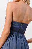 Vestido sin tirantes con cordones, corte alto y bajo 