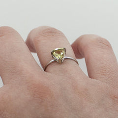 Bague solitaire en argent sterling avec topaze citronnée et trillion