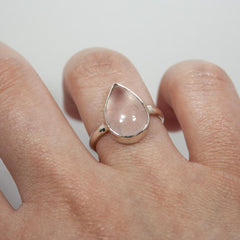 Anillo de plata de ley con cuarzo rosa en forma de pera