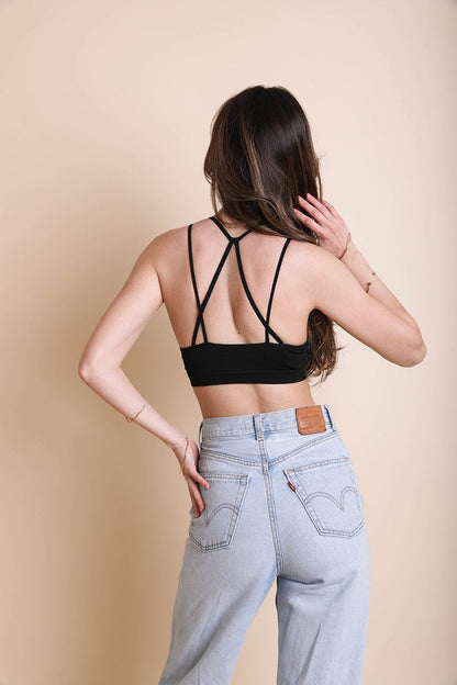 Bralettes à col haut et découpes florales.