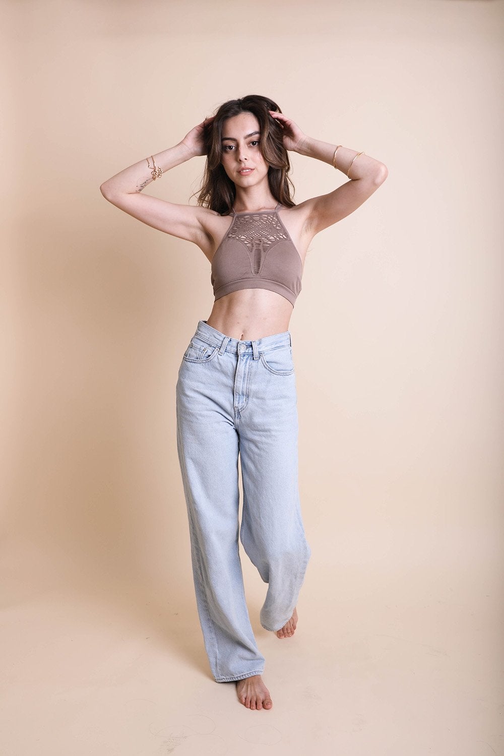 Bralettes à col haut et découpes florales.