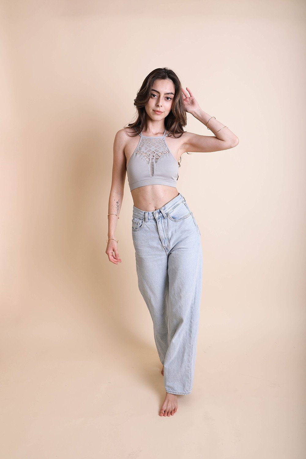 Bralettes à col haut et découpes florales.