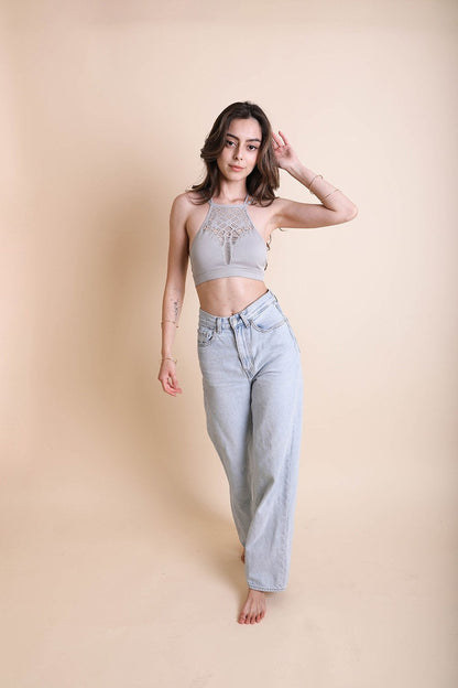 Bralettes à col haut et découpes florales.