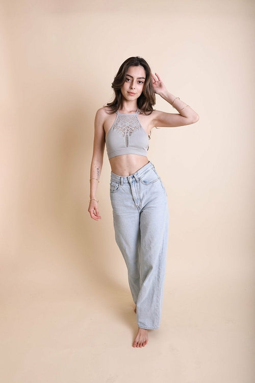 Bralettes à col haut et découpes florales.