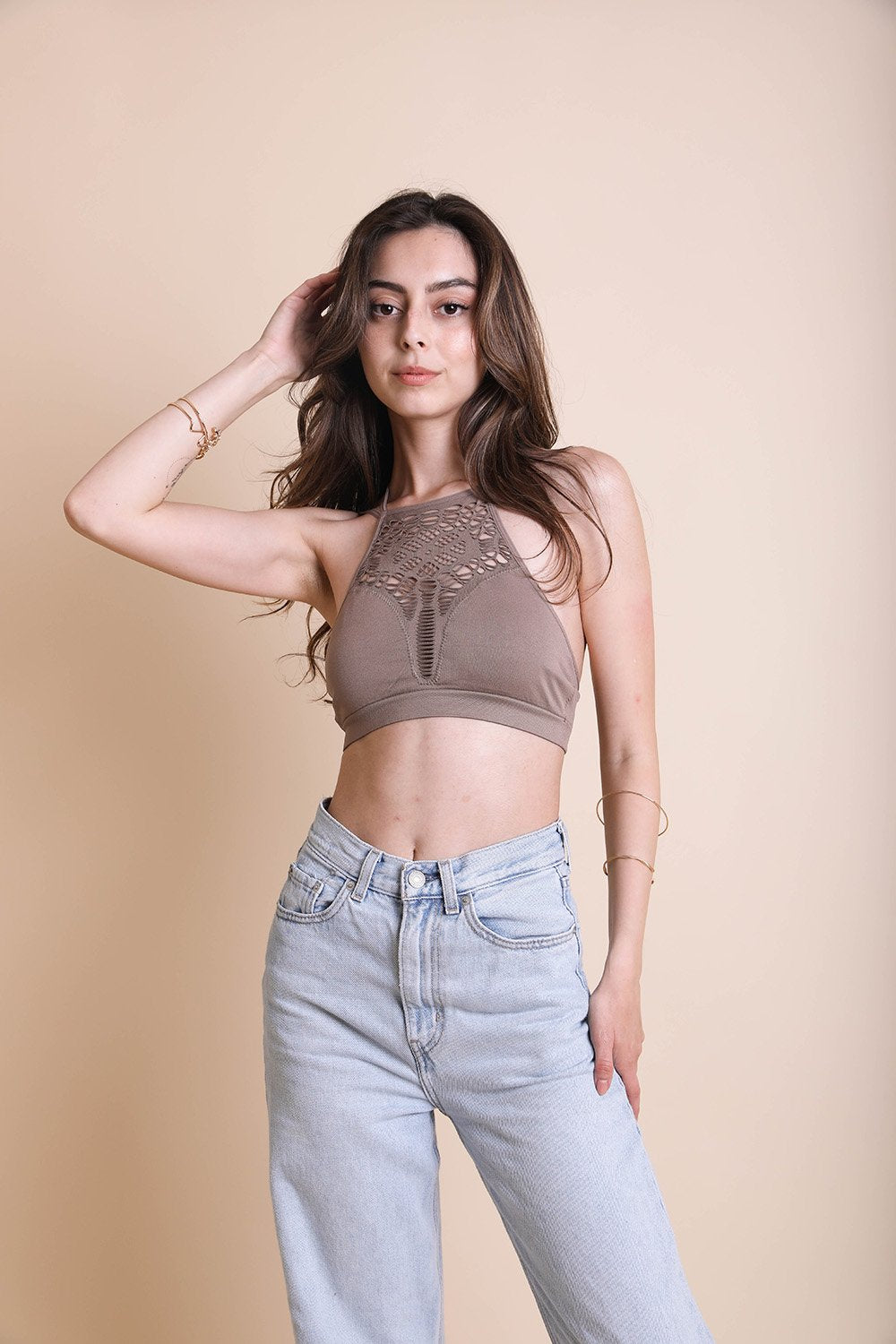 Bralettes à col haut et découpes florales.