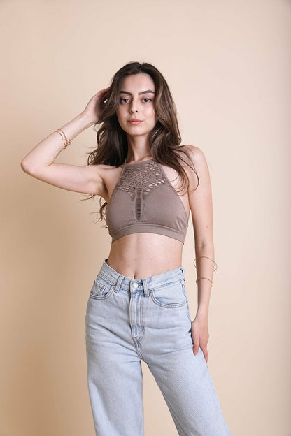 Bralettes à col haut et découpes florales.
