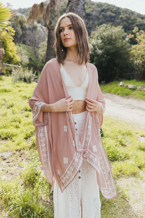 Kimonos florales bordados con mangas.
