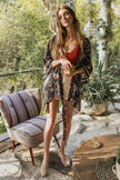 Kimono con lazo frontal y diseño floral.
