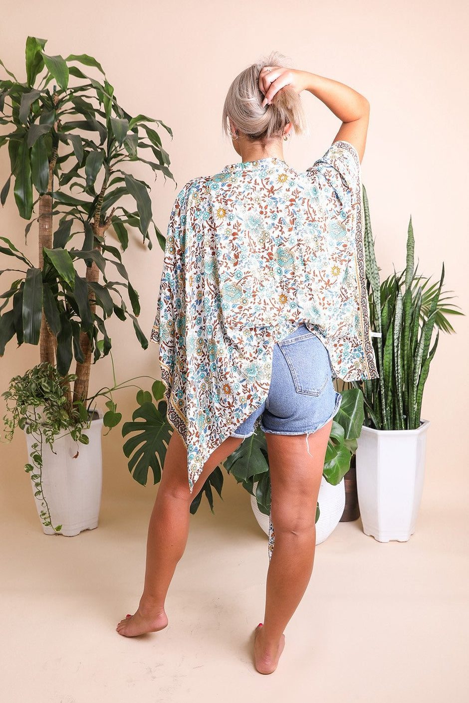 Kimono con lazo frontal y diseño floral.