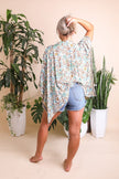 Kimono con lazo frontal y diseño floral.