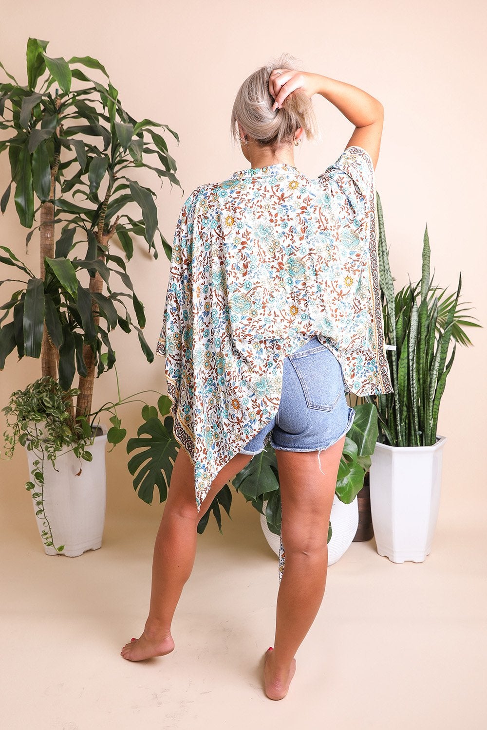 Kimono con lazo frontal y diseño floral.