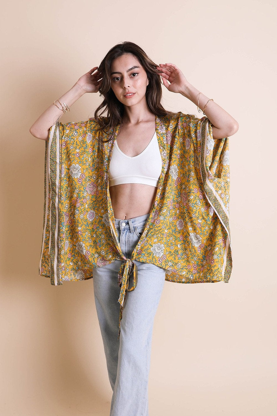 Kimono con lazo frontal y diseño floral.