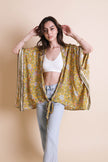 Kimono con lazo frontal y diseño floral.
