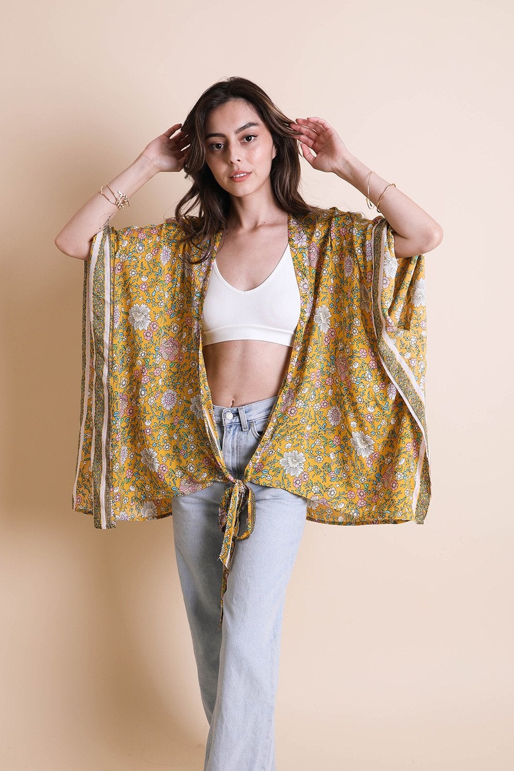 Kimono con lazo frontal y diseño floral.
