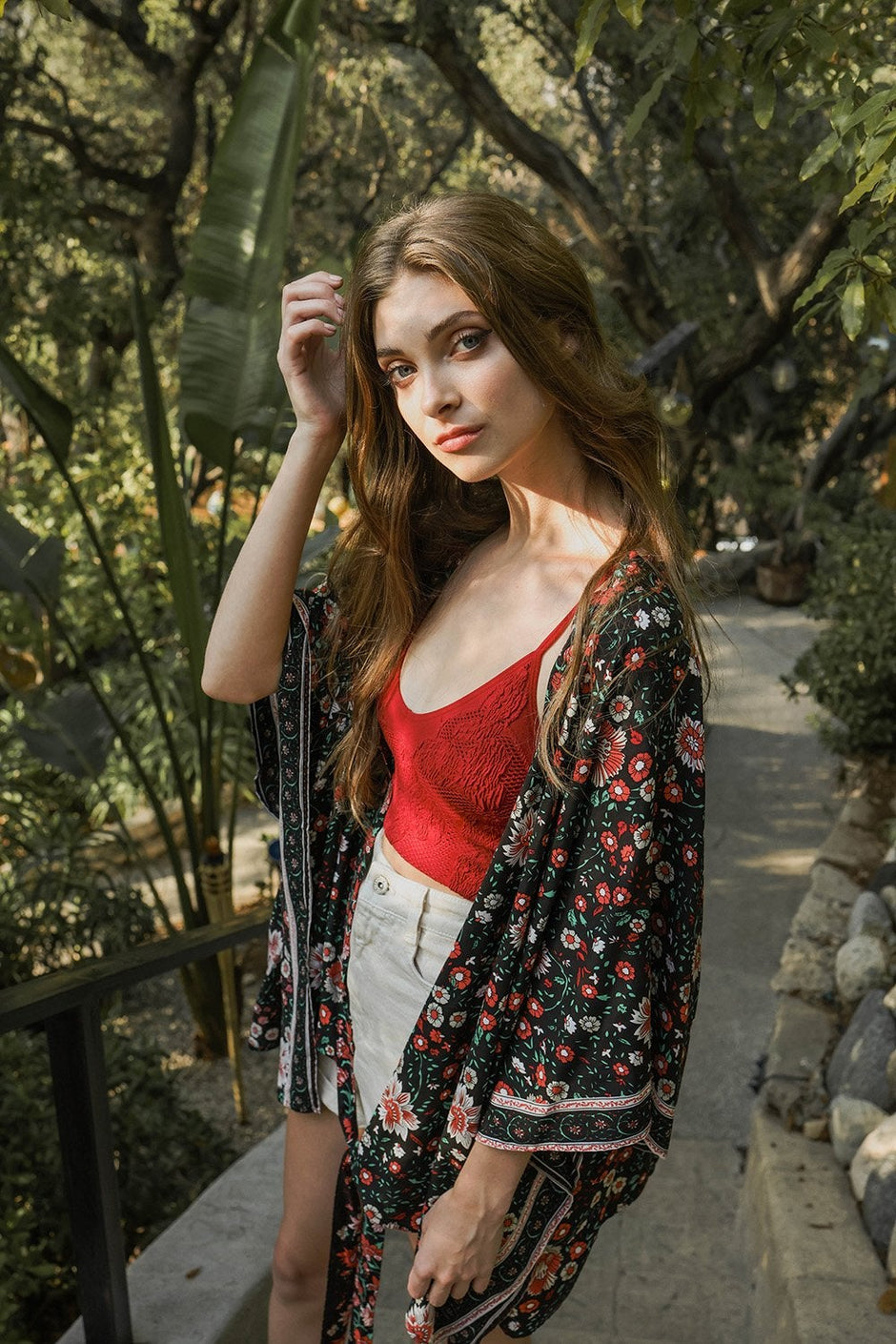 Kimono con lazo frontal y diseño floral.
