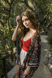 Kimono con lazo frontal y diseño floral.