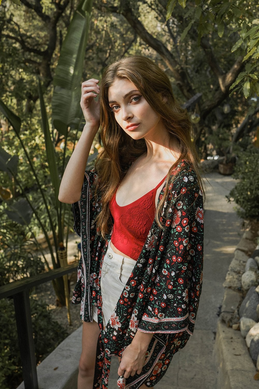 Kimono con lazo frontal y diseño floral.