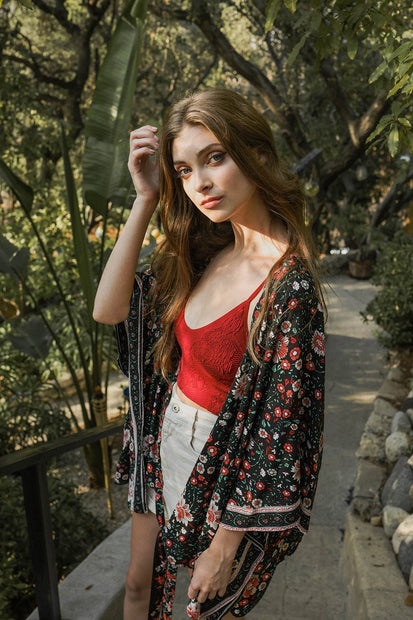 Kimono con lazo frontal y diseño floral.