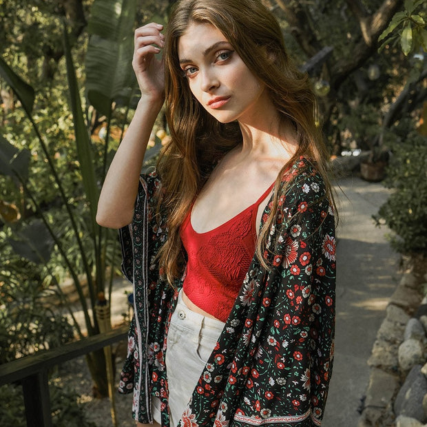 Kimono con lazo frontal y diseño floral.