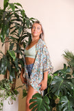 Kimono con lazo frontal y diseño floral.