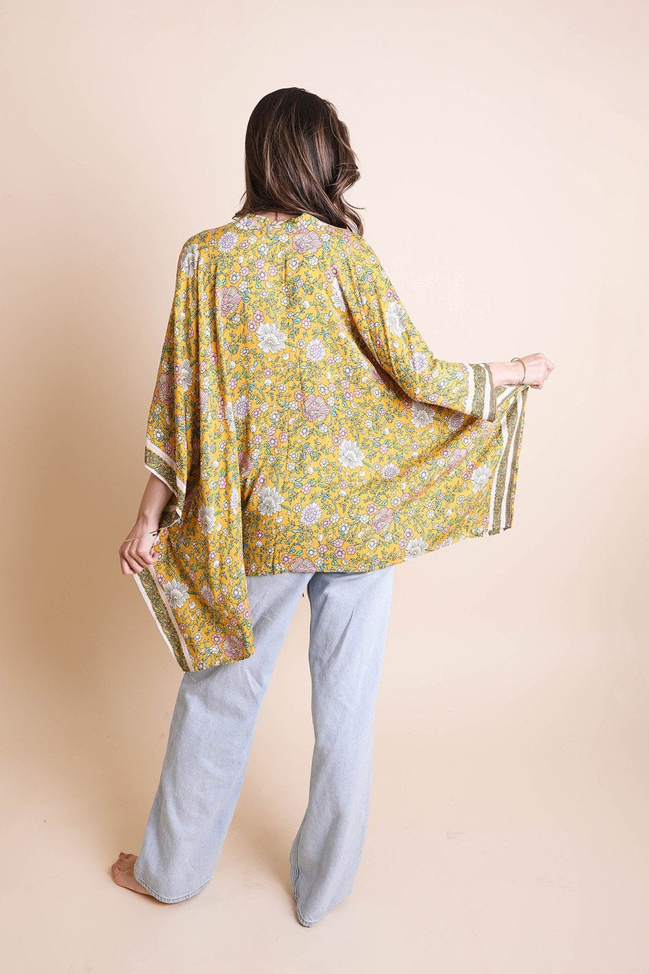 Kimono con lazo frontal y diseño floral.