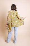 Kimono con lazo frontal y diseño floral.