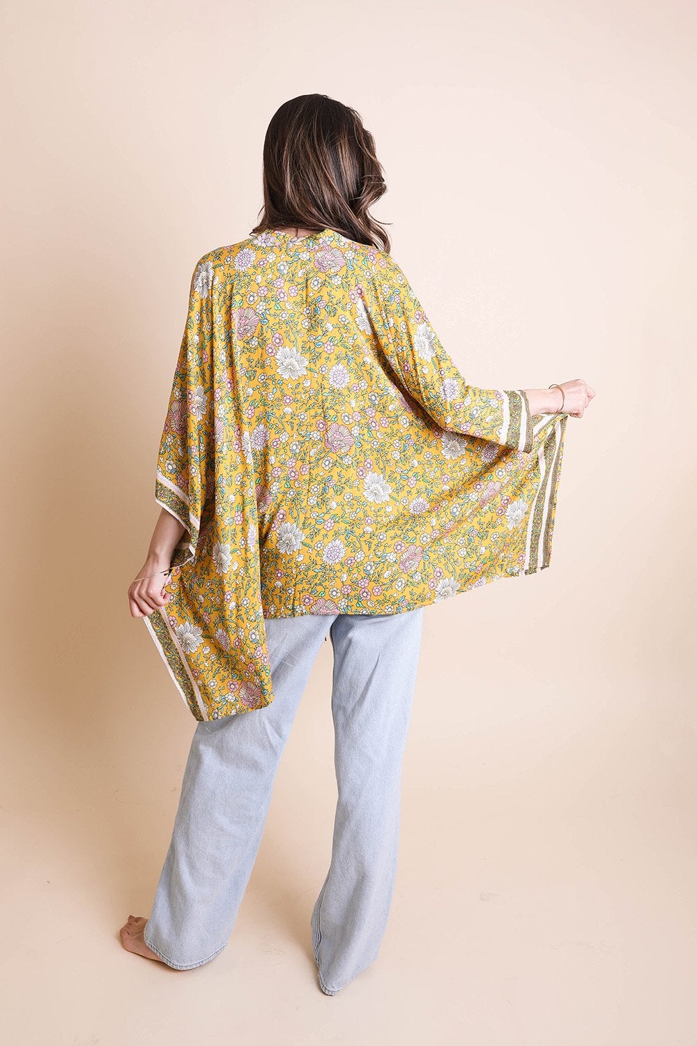 Kimono con lazo frontal y diseño floral.