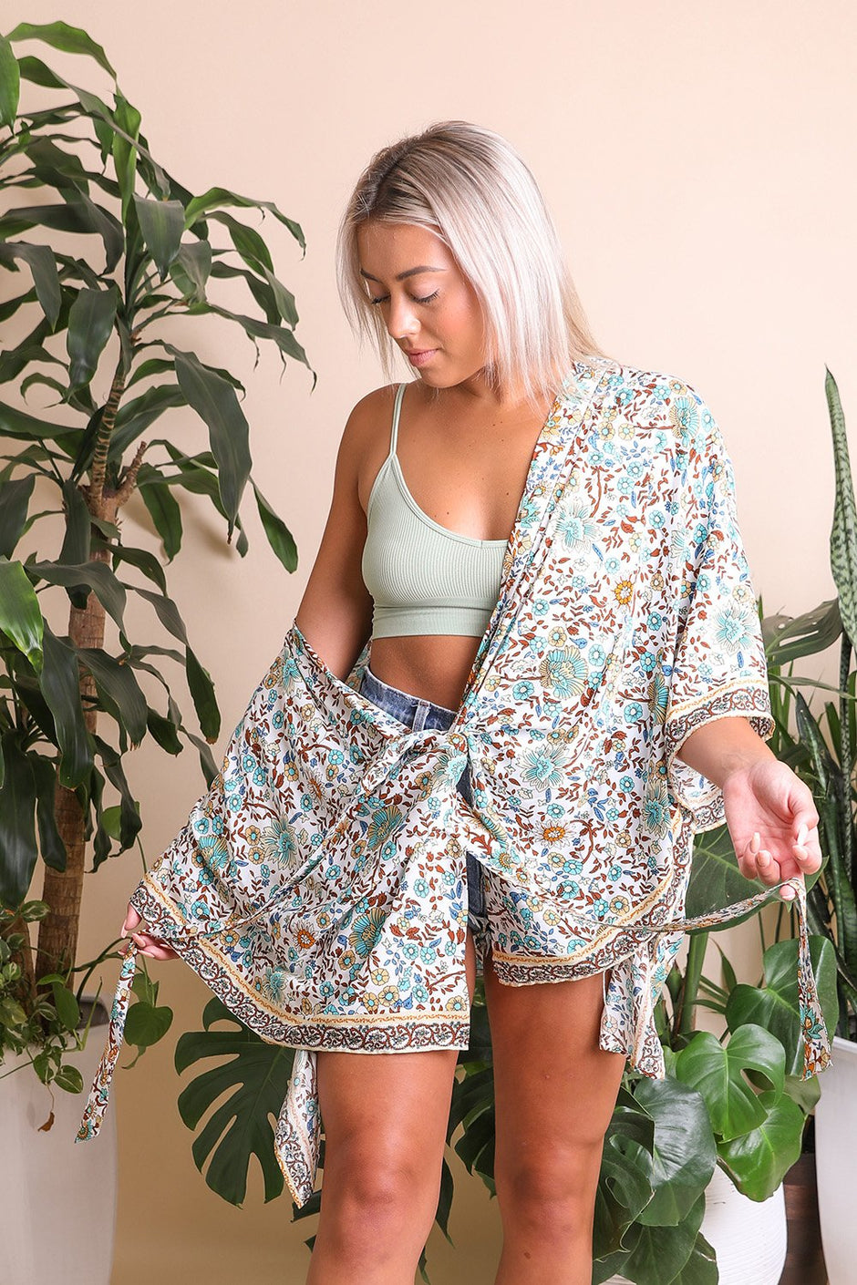 Kimono con lazo frontal y diseño floral.