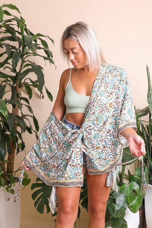 Kimono con lazo frontal y diseño floral.